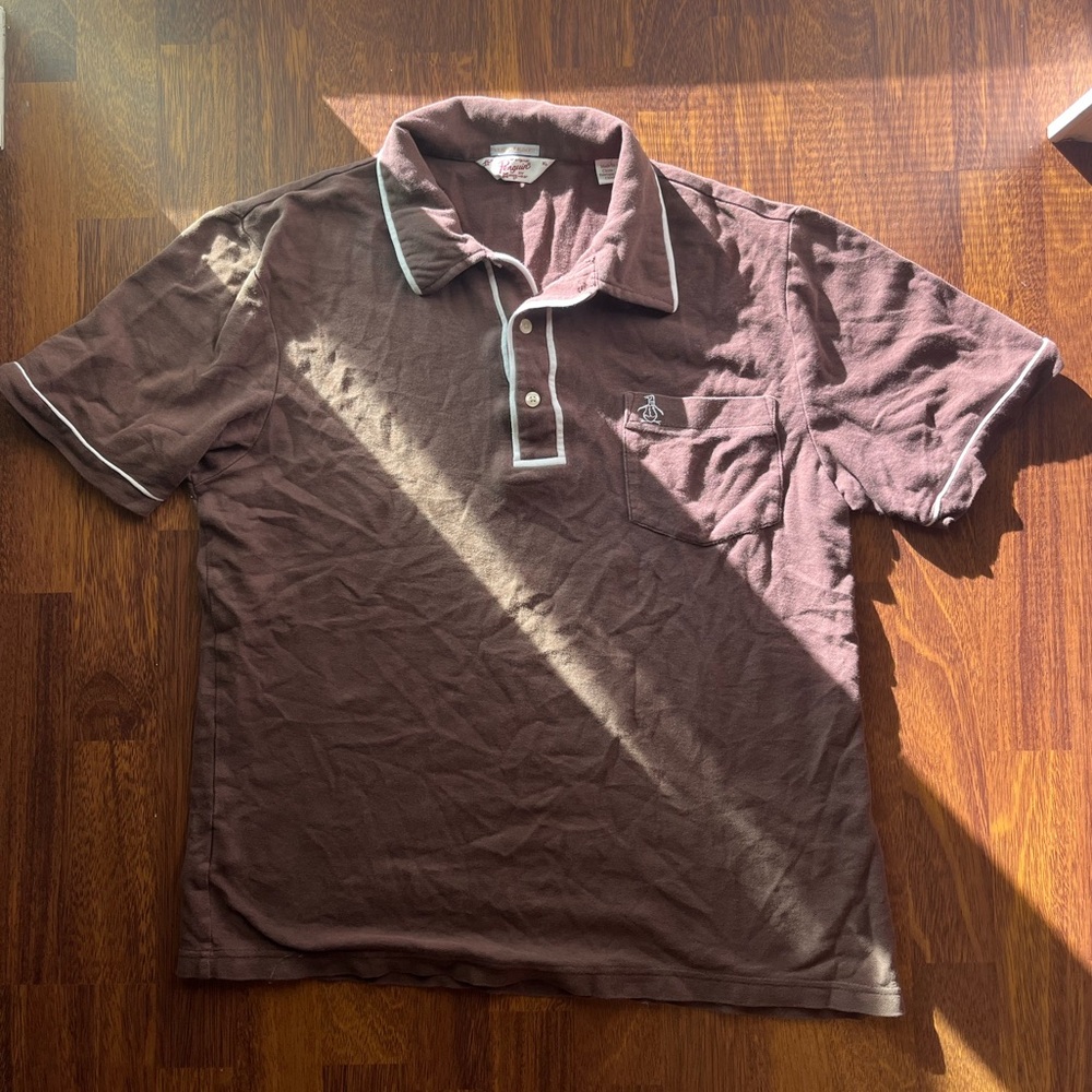 Men’s vintage fitted brown and white button up t-shirt.